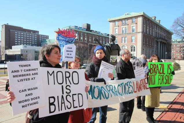 O juiz Sérgio Moro é alvo de protestos durante evento na Universidade Columbia, em Nova York O juiz Sérgio Moro é alvo de protestos durante evento na Universidade Columbia, em Nova York