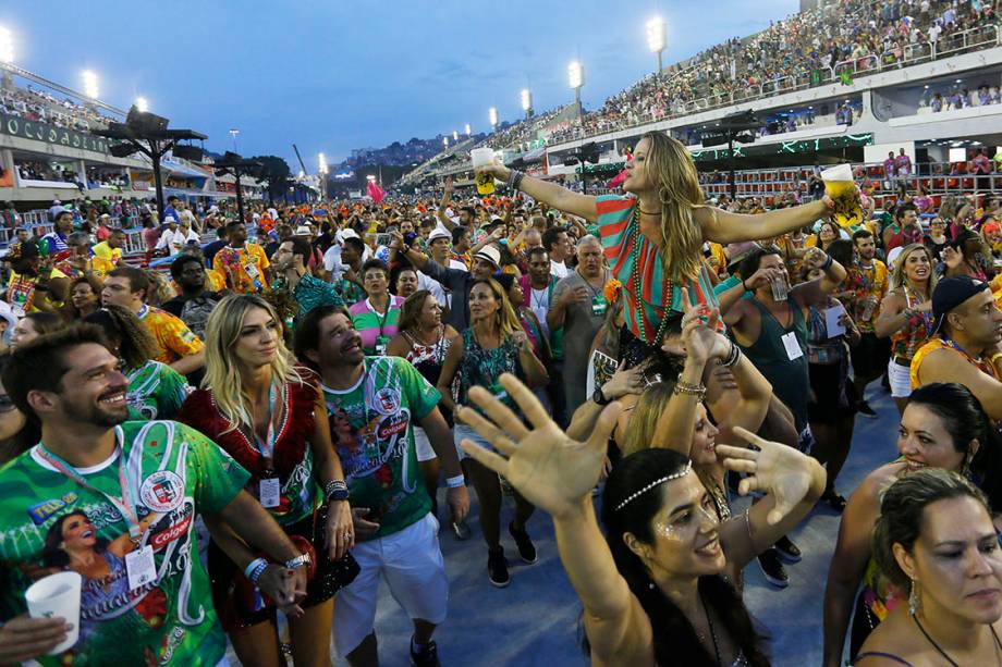 Com o enredo 'Só com a ajuda do santo', a escola de samba Estação Primeira de Mangueira desfila no Sambódromo da Marquês de Sapucaí, no Rio de Janeiro (RJ) - 28/02/2017