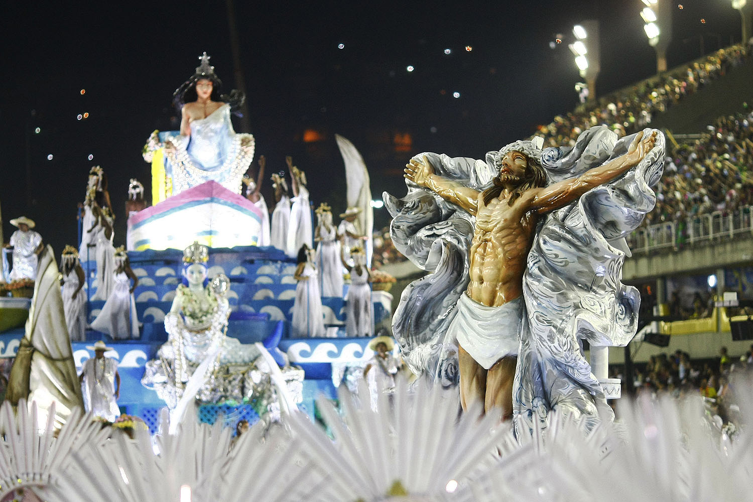 Por que deputado quer proibir imagens sacras e satânicas no Carnaval