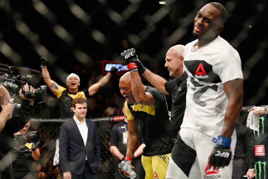 Após 4 anos, Anderson Silva supera Brunson e volta a vencer no UFC 208, por decisão unânime dos jurados - 12/02/2017