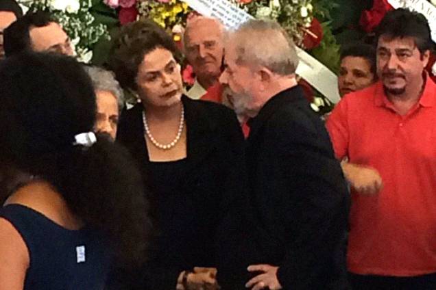 Dilma comparece ao velório de Marisa Letícia, ex-primeira-dama Dilma comparece ao velório de Marisa Letícia, ex-primeira-dama