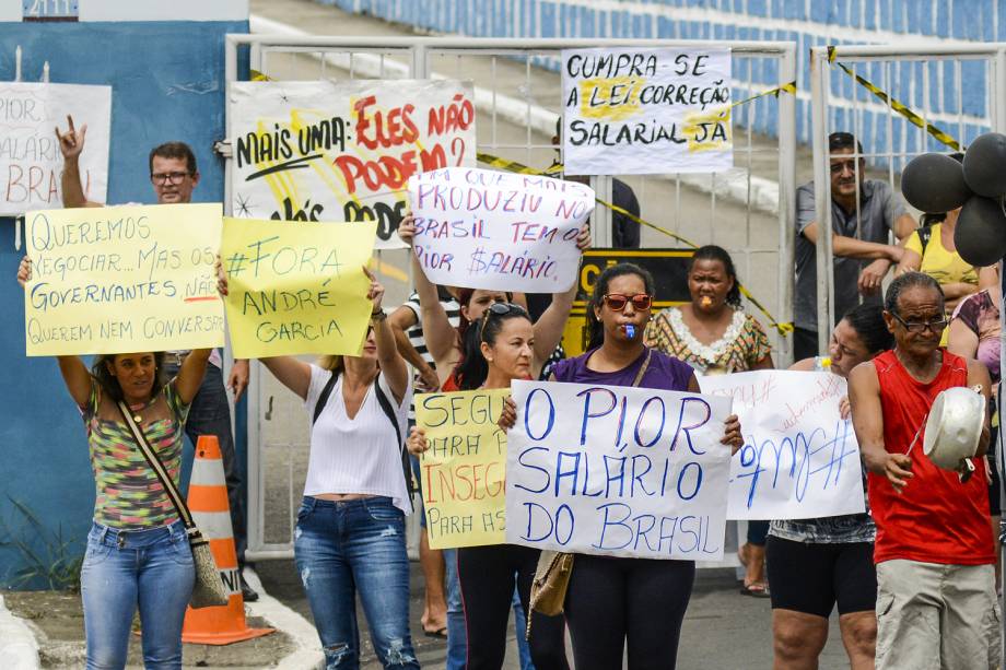 Manifestação de familiares de policiais impede saída de viaturas do Quartel do Comando Geral da Polícia Militar do Espírito Santo, na av. Maruípe, em Vitória