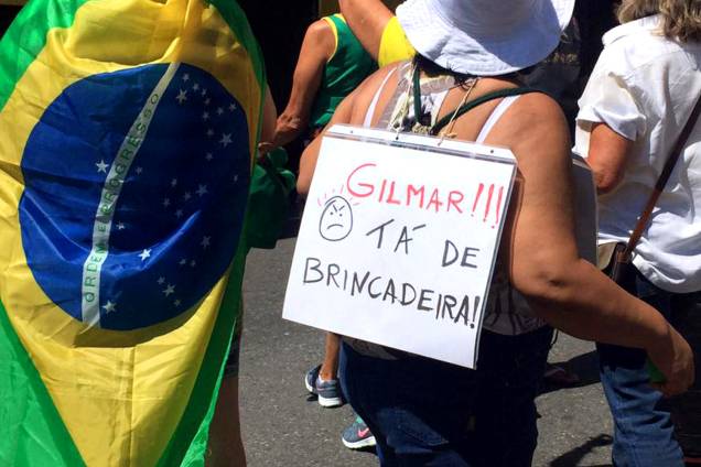 Manifestante pendura cartaz no pescoço durante protesto no Rio de Janeiro contra o foro privilegiado, anistia aos crimes de caixa 2 e em apoio a "Operação Lava-Jato" - 26/03/2017 Manifestante pendura cartaz no pescoço durante protesto no Rio de Janeiro contra o foro privilegiado, anistia aos crimes de caixa 2 e em apoio a "Operação Lava-Jato" - 26/03/2017