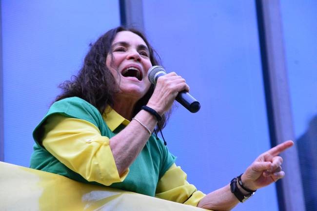 Regina Duarte discursa em carro do Vem pra Rua durante protesto na Paulista