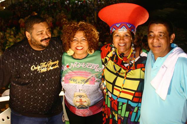 Arlindo Cruz, Alcione, Regina Casé e Zeca Pagodinho no Trio Elétrico Expresso 2222, durante carnaval - (2007) Arlindo Cruz, Alcione, Regina Casé e Zeca Pagodinho no Trio Elétrico Expresso 2222, durante carnaval - (2007)