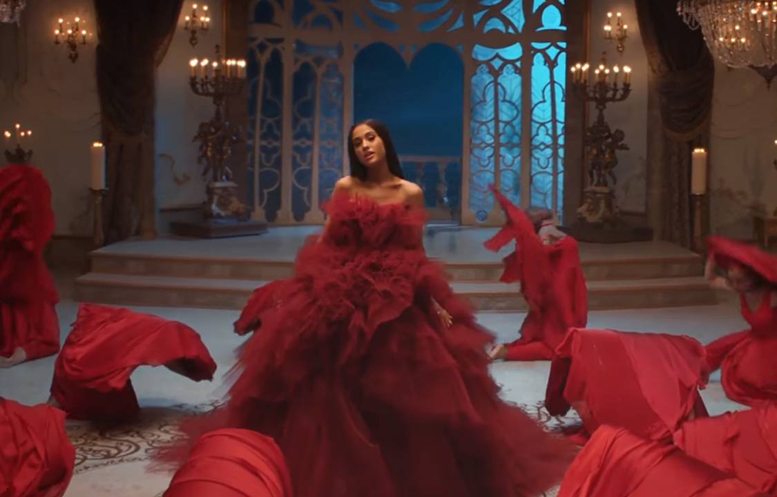 Ariana Grande no clipe de 'Beauty and the Beast'