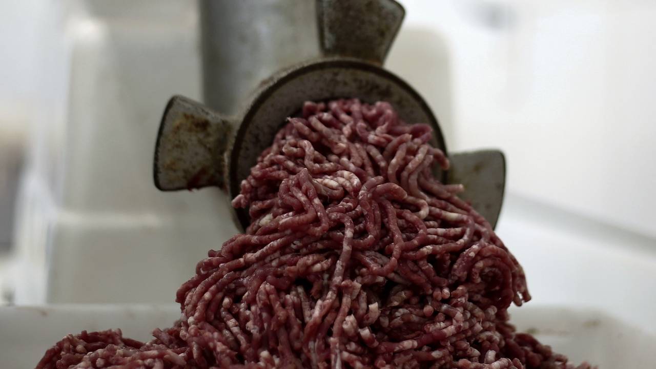 Produção de carne moída em um açougue em São Paulo