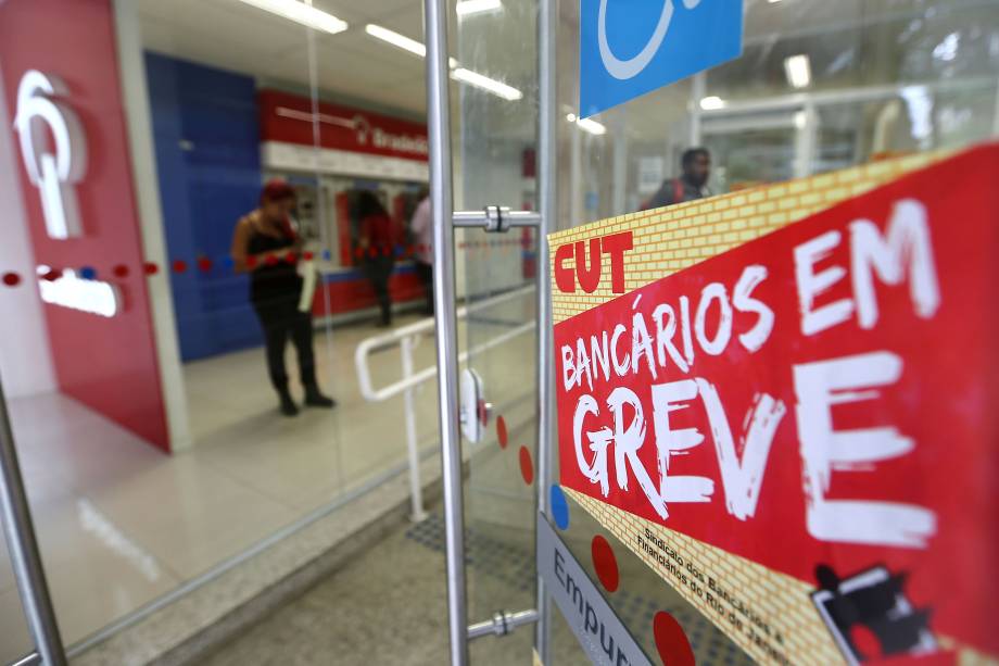 Agências bancárias ficam fechadas no centro do Rio de Janeiro. A paralisação de 24 horas é contra a reforma da Previdência proposta pelo governo Michel Temer e em discussão no Congresso Nacional - 15/03/2017