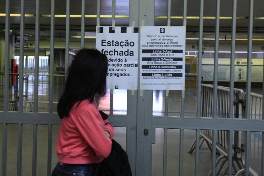 Movimentação de passageiros na estação de metrô Corinthians Itaquera, zona leste de cidade de São Paulo durante paralisação dos trabalhadores contra a reforma da previdência  proposta pelo governo Temer - 15/03/2017