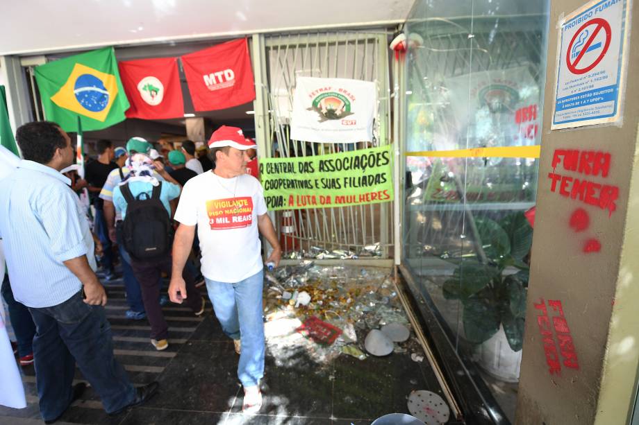 Manifestantes bloqueiam a entrada no Ministério das Finanças em Brasília, em protesto contra a reforma da Previdência proposta pelo governo Michel Temer - 15/03/2017