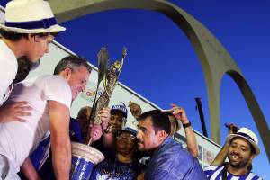 Integrantes da Portela comemoram o título do Carnaval 2017, no Rio de Janeiro