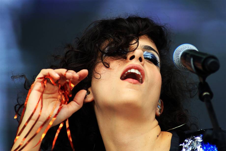 A cantora Céu abre o palco principal  no segundo dia do Festival Lollapalooza 2017 no autódromo de Interlagos, em São Paulo