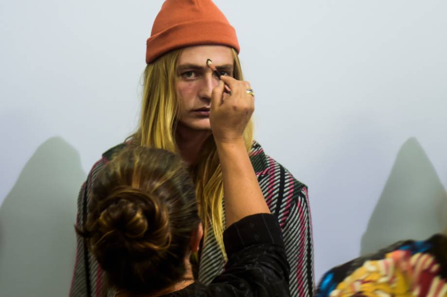 Modelos fazem fila para entrar na passarela da Cotton Project na São Paulo Fashion Week