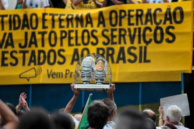 Manifestantes em Curitiba saem as ruas no protesto organizado pelo "Movimento Brasil Livre" (MBL) e "Vem Pra Rua" Manifestantes em Curitiba saem as ruas no protesto organizado pelo "Movimento Brasil Livre" (MBL) e "Vem Pra Rua"
