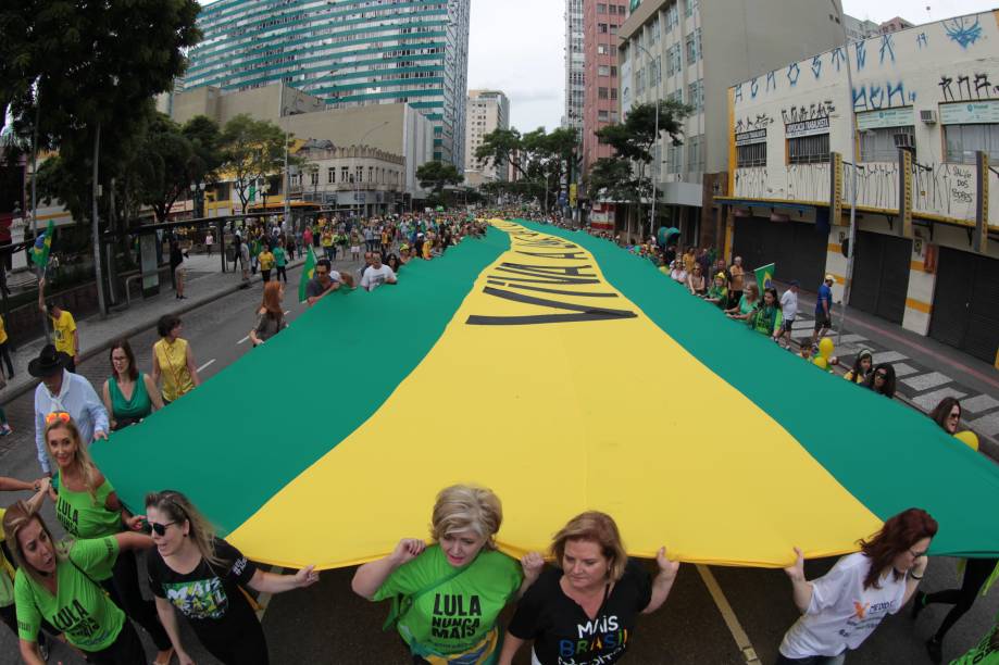 Manifestantes em Curitiba saem as ruas no protesto organizado pelo "Movimento Brasil Livre" (MBL) e "Vem Pra Rua"