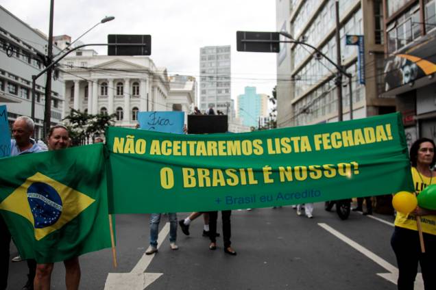 Manifestantes em Curitiba saem as ruas no protesto organizado pelo "Movimento Brasil Livre" (MBL) e "Vem Pra Rua" Manifestantes em Curitiba saem as ruas no protesto organizado pelo "Movimento Brasil Livre" (MBL) e "Vem Pra Rua"