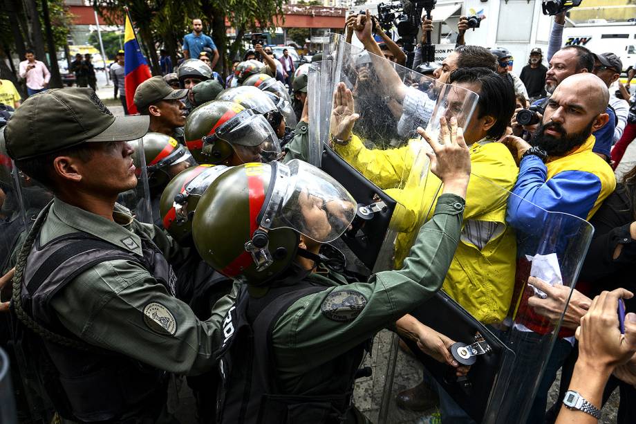 Os deputados da oposição venezuelana, Carlos Paparoni e Carlos Bozo, no protesto contra a decisão da Suprema Corte de assumir as funções legislativas do Congresso - 30/03/2017