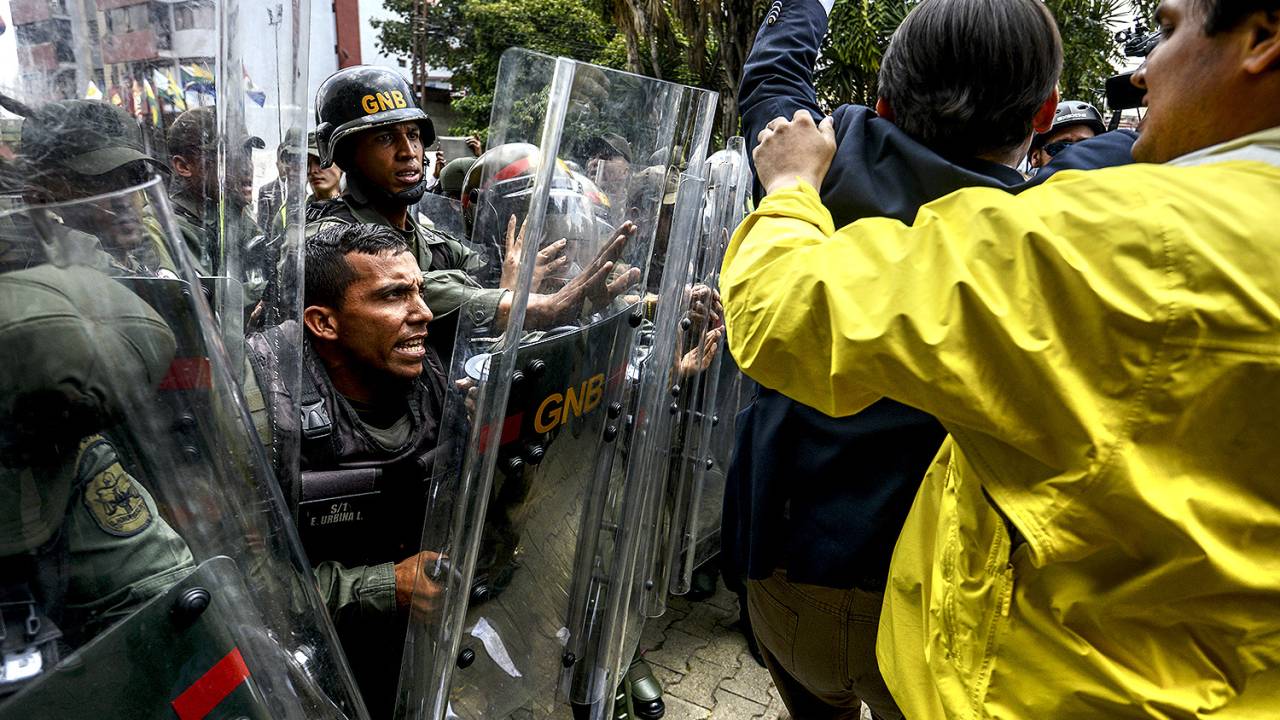 Deputados da oposição venezuelana protestam contra a decisão da Suprema Corte de assumir o Congresso - 30/03/2017