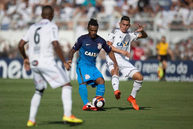 O volante Paulo Roberto do Corinthians divide jogada com o meia Ravanelli da Ponte Preta durante partida válida pelo Campeonato Paulista O volante Paulo Roberto do Corinthians divide jogada com o meia Ravanelli da Ponte Preta durante partida válida pelo Campeonato Paulista