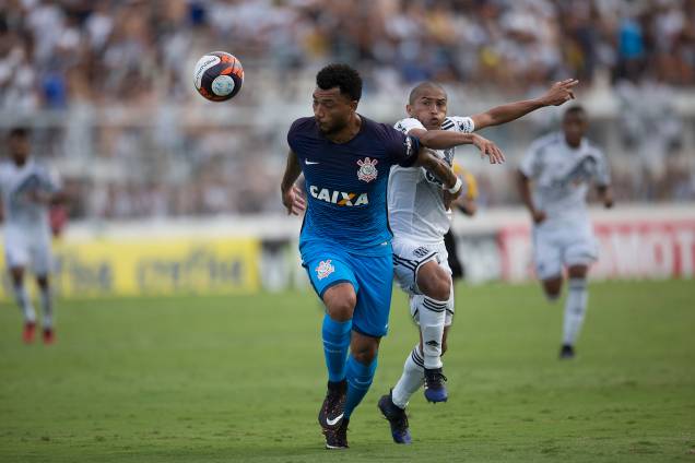 O atacante Kazim do Corinthians disputa jogada com o lateral Nino Paraíba da Ponte Preta O atacante Kazim do Corinthians disputa jogada com o lateral Nino Paraíba da Ponte Preta