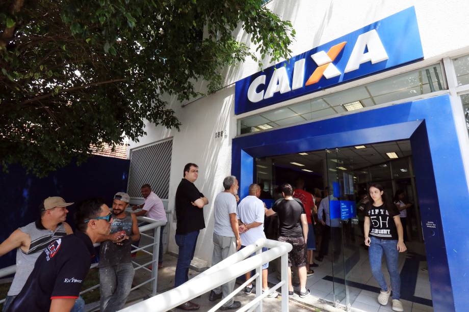 Fila em frente à agência da Caixa Econômica Federal, em São Paulo