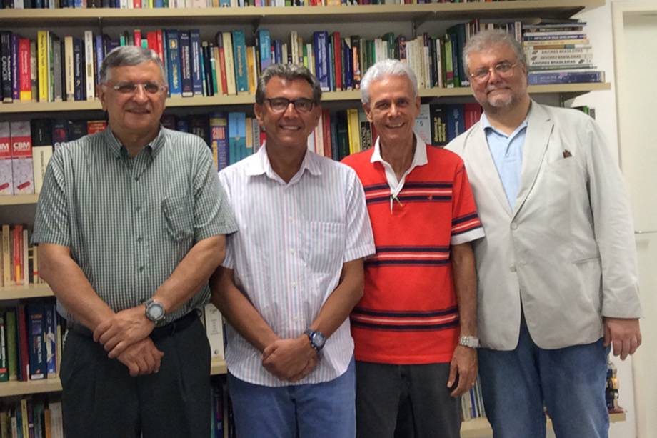 Médicos idealizadores do tratamento de queimaduras com pele de tilápia (da esquerda para direita, Odorico Moraes, Marcelo Borges, Edmar Maciel e Nelson Piccolo).