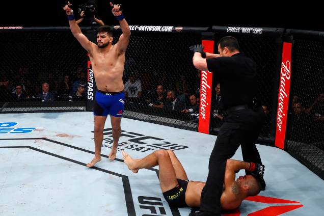 O brasileiro Vitor Belfort não resistiu ao ímpeto do americano Kelvin Gastelum e foi nocauteado no primeiro round da luta principal do UFC em Fortaleza - 11/03/2017 O brasileiro Vitor Belfort não resistiu ao ímpeto do americano Kelvin Gastelum e foi nocauteado no primeiro round da luta principal do UFC em Fortaleza - 11/03/2017
