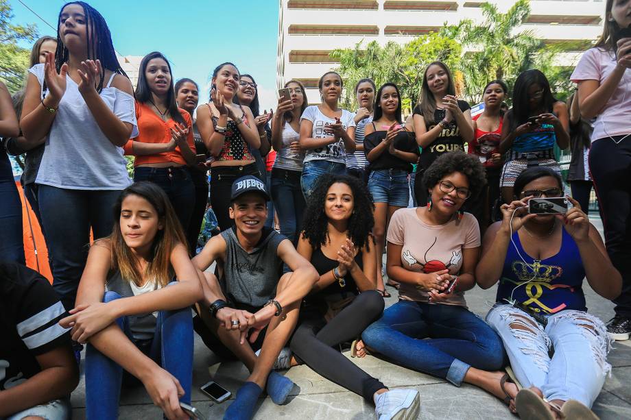 Fãs acampam em fila para show do cantor Justin Bieber em frente ao do Allianz Parque, em São Paulo (SP). O cantor se apresenta na cidade no dia 1º de abril - 29/03/2017