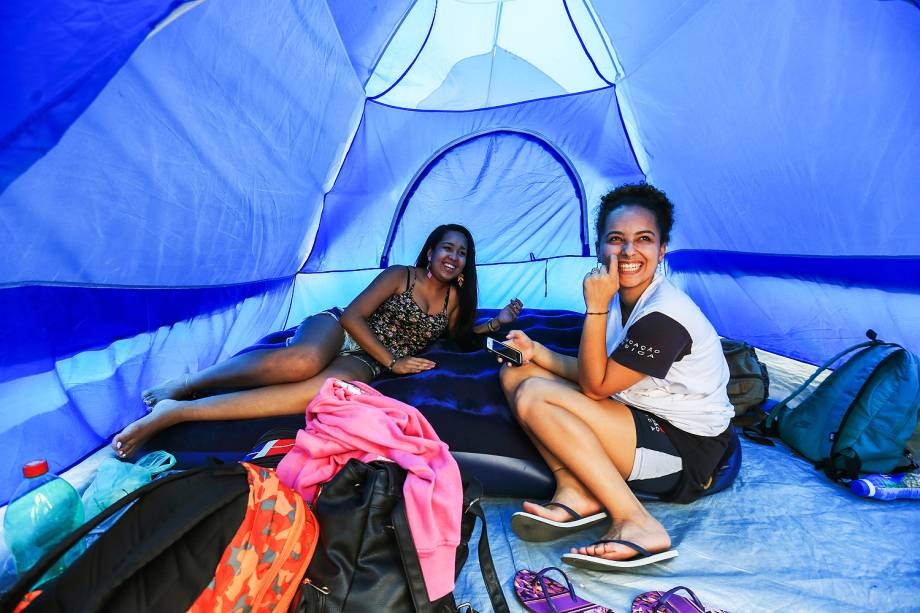 Fãs acampam em fila para show do cantor Justin Bieber em frente ao do Allianz Parque, em São Paulo (SP). O cantor se apresenta na cidade no dia 1º de abril - 29/03/2017