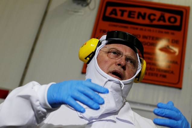 O ministro da Agricultura, Blairo Maggi, realiza visita técnica e vistoria na planta do frigorífico SIF 530, da Seara, do grupo JBS, em Lapa, no Paraná. Esta é uma das plantas investigadas na Operação Carne Fraca da Polícia Federal. Após a operação ser deflagrada, diversos países deixaram de importar carnes do Brasil - 21/03/2017 O ministro da Agricultura, Blairo Maggi, realiza visita técnica e vistoria na planta do frigorífico SIF 530, da Seara, do grupo JBS, em Lapa, no Paraná. Esta é uma das plantas investigadas na Operação Carne Fraca da Polícia Federal. Após a operação ser deflagrada, diversos países deixaram de importar carnes do Brasil - 21/03/2017