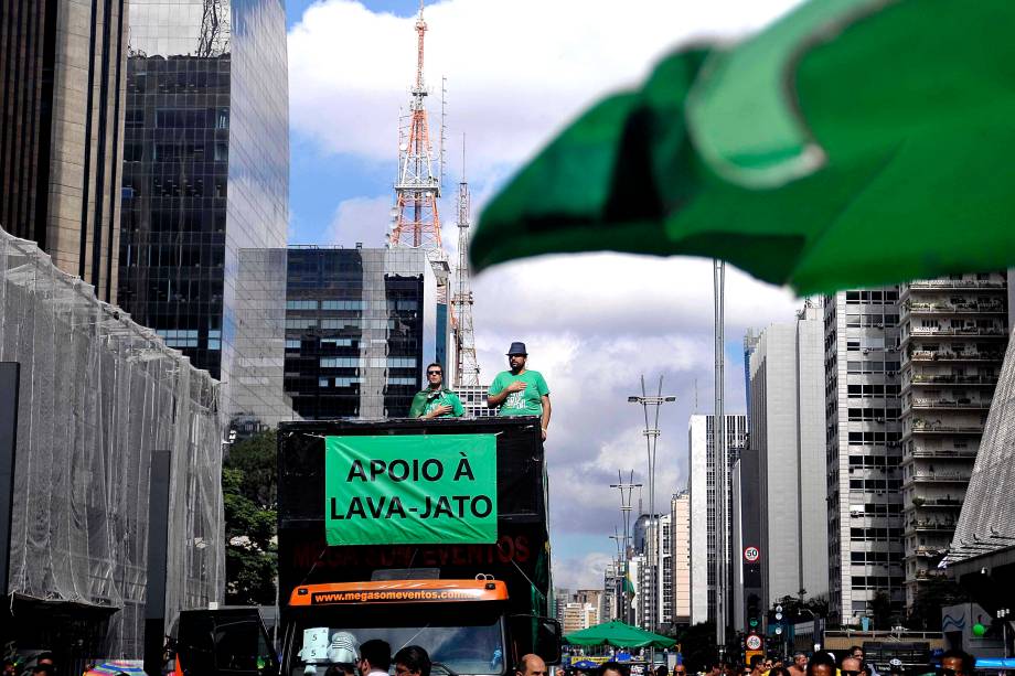 Na Avenida Paulista, manifestação organizada pelos movimentos sociais MBL (Movimento Brasil Livre) e "Vem Pra Rua", que também aconteceu em outras cidades do Brasil