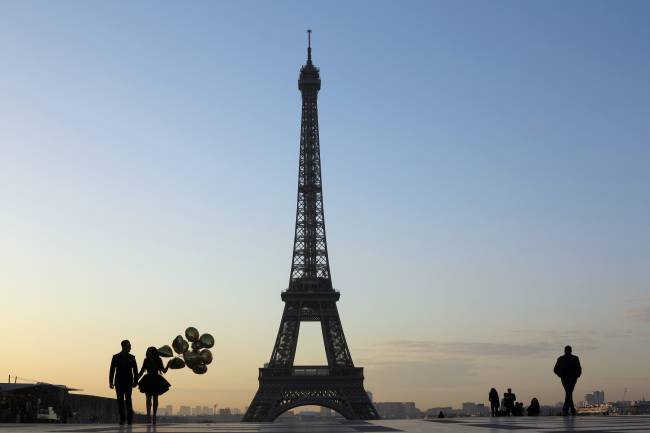 Imagens do dia - Torre Eiffel ao amanhecer em Paris