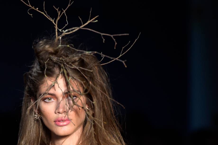 Valentina Sampaio desfila para a grife da estilista Isabela Capeto, na 43ª edição do São Paulo Fashion Week, na Bienal do Ibirapuera