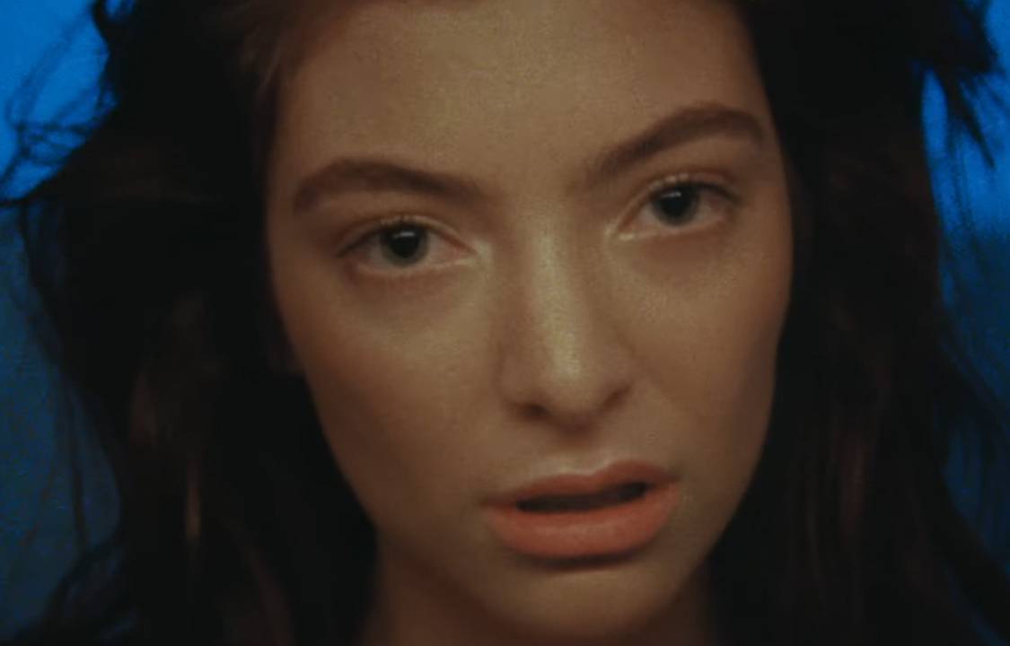 A cantora Lorde, no clipe 'Green Light'