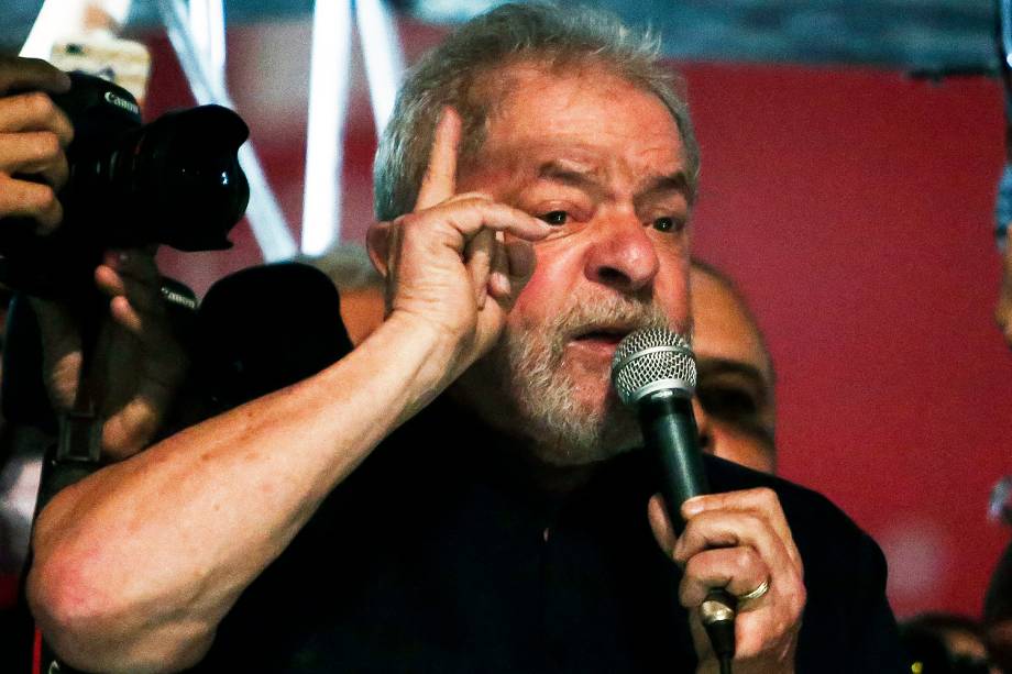 O ex-presidente, Luiz Inácio Lula da Silva, discursa para trabalhadores e integrantes de centrais sindicais e diversas outras entidades protestam na Avenida Paulista, em São Paulo, no Dia Nacional de Paralisação e Mobilização, contra as Reformas da Previdência e Trabalhista - 15/03/2017