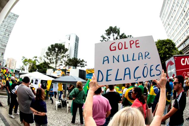 Em Curitiba, a concentração esta sendo em frente a UFPR. Na tarde deste domingo (26), os manifestantes sairão em passeata até a "Boca Maldita" Em Curitiba, a concentração esta sendo em frente a UFPR. Na tarde deste domingo (26), os manifestantes sairão em passeata até a "Boca Maldita"