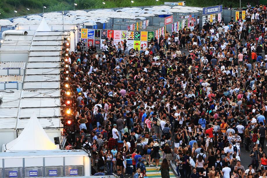 Segundo dia de Lollapalooza têm novamente filas enormes para comprar bebidas