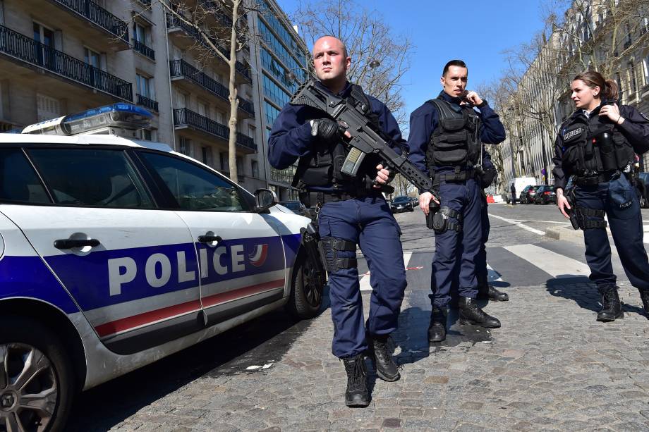 Equipes  de segurança trabalham no local de uma explosão no edifício do FMI em Paris - 16/03/2017