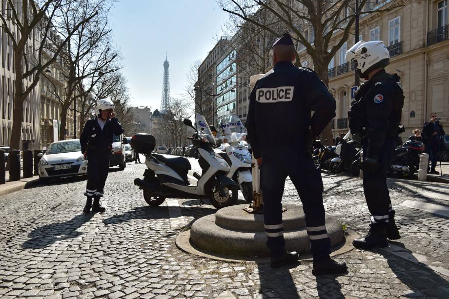 Polícia realiza operação nos arredores dos escritórios do Fundo Monetário Internacional (FMI), após um envelope-bomba explodir no local em Paris, na França - 16/03/2017