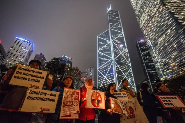 Manifestantes seguram velas e cartazes contra o presidente dos EUA, Donald Trump, durante uma vigília para marcar o Dia Internacional da Mulher em Hong Kong - 08/03/2017 Manifestantes seguram velas e cartazes contra o presidente dos EUA, Donald Trump, durante uma vigília para marcar o Dia Internacional da Mulher em Hong Kong - 08/03/2017
