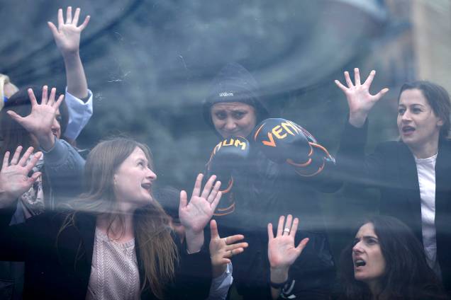 Mulheres executam uma performance durante manifestação para marcar o Dia Internacional da Mulher em Tbilisi, na Geórgia - 08/03/2017 Mulheres executam uma performance durante manifestação para marcar o Dia Internacional da Mulher em Tbilisi, na Geórgia - 08/03/2017