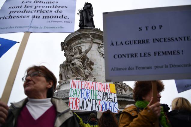 Manifestantes participam de uma marcha no Dia Internacional da Mulher em Paris, na França - 08/03/2017 Manifestantes participam de uma marcha no Dia Internacional da Mulher em Paris, na França - 08/03/2017