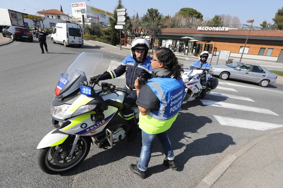 Policiais controlam o tráfego nos arredores do  Liceu Tocqueville, em Grasse, após um tiroteio ocorrido na escola, na França - 16/03/2017