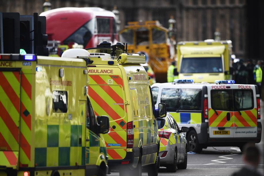 Polícia isola a área após incidente com tiros nos arredores do Parlamento em Londres - 22/03/2017