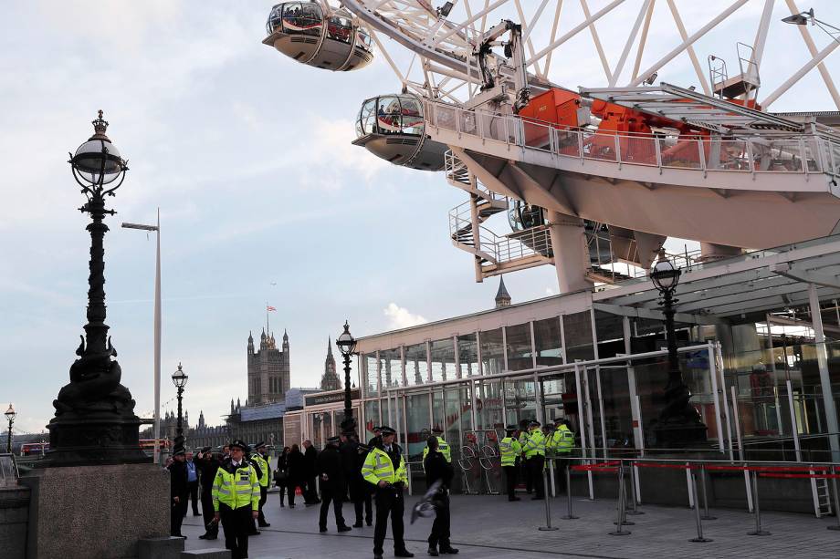 Polícia isola a área após incidente com tiros nos arredores do Parlamento em Londres - 22/03/2017