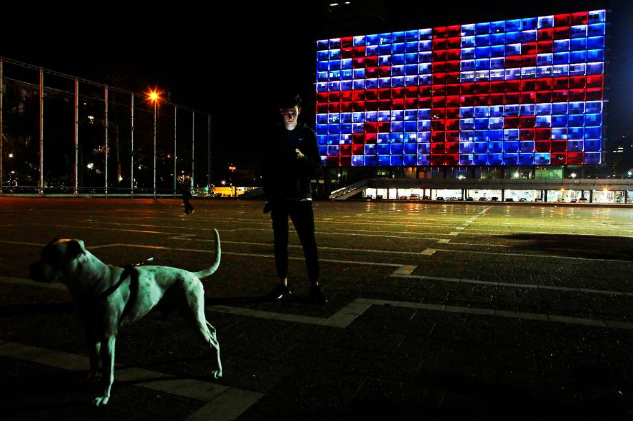 Praça Rabin de Tel Aviv em Israel é iluminada em solidariedade com a Grã-Bretanha pelo ataque à Ponte Westminster em Londres - 22/03/2017