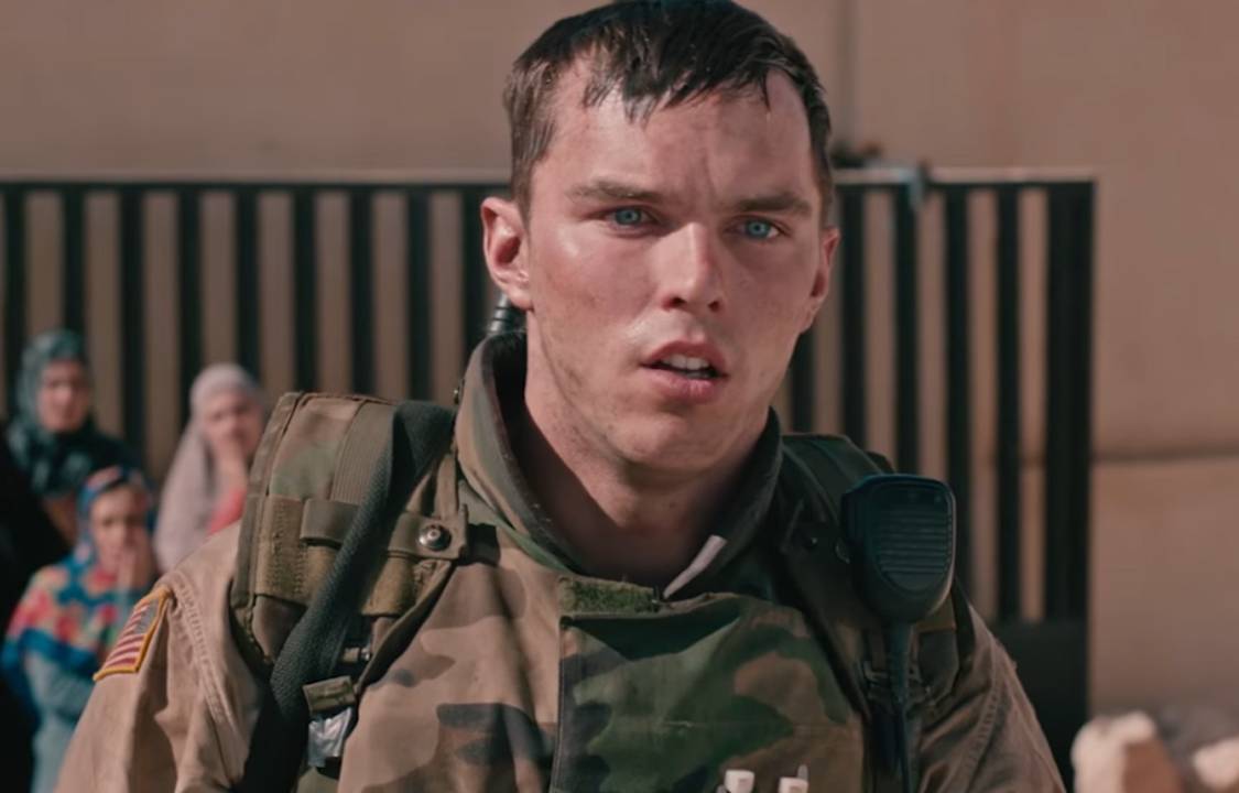 Nicholas Hoult no filme 'Castelo de Areia'