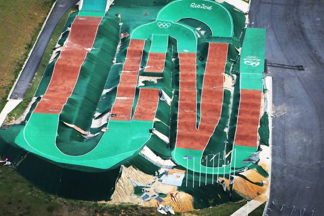 Vista aérea do circuito de BMX da Rio 2016, abandonado 7 meses após os jogos Vista aérea do circuito de BMX da Rio 2016, abandonado 7 meses após os jogos