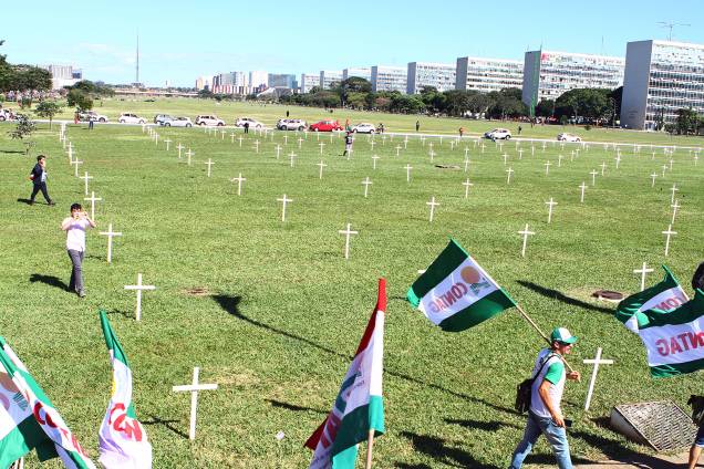 Cruzes são espalhadas pelo jardim do Palácio do Planalto em manifestação contra as reformas trabalhista e da Previdência, ambas propostas pelo governo Michel Temer - 15/03/2017 Cruzes são espalhadas pelo jardim do Palácio do Planalto em manifestação contra as reformas trabalhista e da Previdência, ambas propostas pelo governo Michel Temer - 15/03/2017
