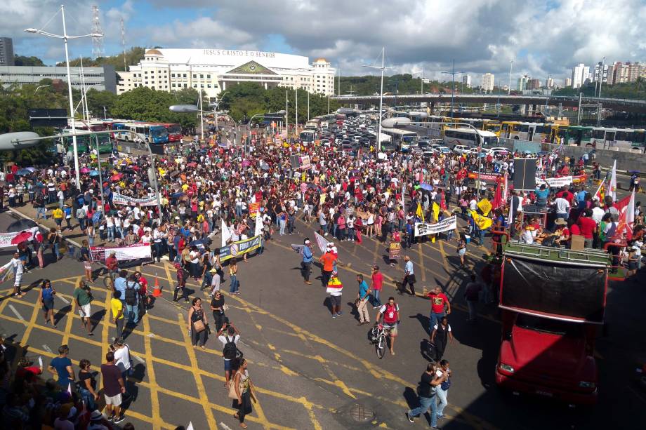 Manifestantes protestam na Avenida ACM, em Salvador, Bahia, contra as reformas trabalhista e da Previdência propostas pelo governo Michel Temer - 15/03/2017